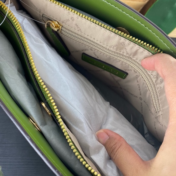 Michael Kors Hope Medium Messenger - Picture 5 of 10